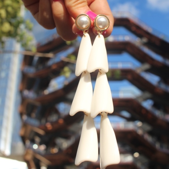 New Chandelier Earrings White Acrylic Multi Layer - Picture 1 of 8